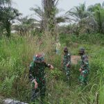 Pasca Pembukaan Jalan, Satgas TMMD 110 Kodim 0415/BTH Bantu Warga Benahi Kabel Listrik