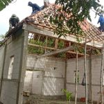 TMMD Bojonegoro, Satgas Gotong Royong Pasang Genteng Mushola Jatimulyo