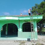 Bersama Warga, Satuan Tugas TMMD Bojonegoro Karya Bakti Cat Masjid