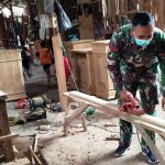 Dorong Perekonomian, Satgas TMMD Bojonegoro Bantu Warga Membuat Kursi