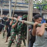 Satgas TMMD Bojonegoro Gotong-Royong Angkat Rumah Aladin