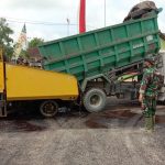 Bongkar Aspal, Danton Satgas TMMD Bojonegoro Beri Komando Armada Truck