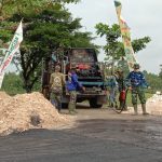 Satgas TMMD Bojonegoro Semprotkan Tack Coat Perekat Aspal Jalan
