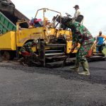 Satgas TMMD Kodim Bojonegoro Kebut Pemeratan Aspal Jalan