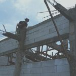 Tetap Semangat, Satgas TMMD Bojonegoro Bangun Atap Gedung Sekolah