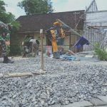 Buat Adukan Cor, Satgas TMMD Bojonegoro Usung Batu Coral
