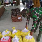 Satgas TMMD Bojonegoro Bantu Siapkan Paket Sembako Untuk Warga Lansia