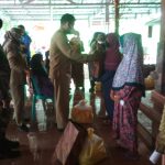 Bersama Dinsos Bojonegoro, Satgas TMMD Kawal Pendistribusian Bansos