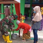 Satuan Tugas TMMD Bojonegoro Bantu Lansia Lakukan Protokol Kesehatan
