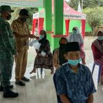 Satuan Tugas TMMD Dampingi Lansia Terima Bantuan Dinsos Bojonegoro
