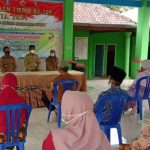 Pendistribusian Bansos, Satgas TMMD Bojonegoro Berikan Arahan Prokes Covid-19