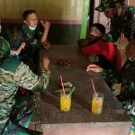 Jalin Kedekatan Dengan Warga, Satuan Tugas TMMD Bojonegoro Ikut Memasak Belalang Goreng