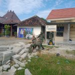 Manunggal, TNI Dan Warga Angkat Paving Blok Dilokasi TMMD Bojonegoro