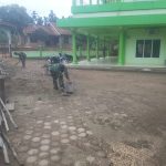 Jelang Sholat Jumat, Satgas TMMD Bersihkan Masjid Raudhatul Hasanah