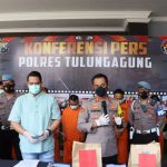 Dalam Konferensi Pers di Polres Tulungagung, Terlihat Juru Bahasa