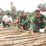 Satgas TMMD Kodim 0415/BTH Bersama Staff PUPR Gotong-royong Pasang Galar
