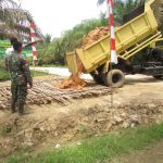 Satgas TMMD 110 Kodim 0415/BTH Lakukan Penimbunan di Jembatan Titik Dua