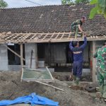 Satgas TMMD Kodim Bojonegoro Percepat Pemasangan Genteng Rumah Samadun