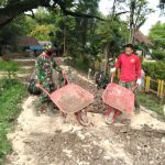 Percepat Pembangunan, Satgas TMMD Bersama Warga Langsir Material Perbaikan Jalan