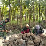 Bahu-Membahu, Satgas TMMD Bojonegoro Bersama Warga Perbaiki Jalan Kramanan