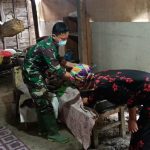 Siapkan Makan, Satgas TMMD Bojonegoro Bantu Masak Ibu Sumini