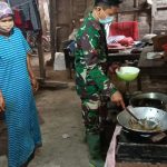 Kurangi Beban, Sumini Senang Dibantu Masak Oleh Satgas TMMD Bojonegoro