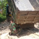Dump Truck Mogok, Satuan Tugas TMMD Bojonegoro Bantu Derek