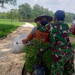 Satgas TMMD Bojonegoro Bantu Pasangkan Masker Warga Pengguna Jalan