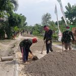 Kompak, Warga dan Satgas TMMD 110 Bojonegoro Ratakan Material Jalan