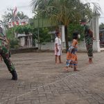 Keseruan Satgas TMMD Bojonegoro Bermain Dengan Anak-Anak