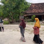 Antar Makan Untuk Satgas TMMD Bojonegoro, Ini Yang Dilakukan Wanita TNI