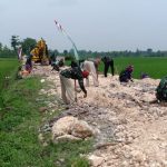 Pedel Urung Perbaikan Jalan Aspal Sasaran TMMD Bojonegoro Dipadatkan