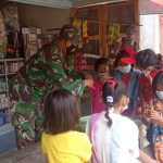 Jalin Keakrabn, Satgas TMMD Bojonegoro Bagikan Jajan Kepada Anak-Anak