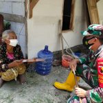 Ungkapan Mbah Dasi, Saat Terima Santunan Dansatgas TMMD Kodim Bojonegoro