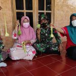 Dibantu Satgas TMMD Bojonegoro Buat Ketupat, Ini Kata Marni