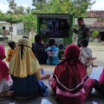 Beri Hiburan Mendidik, Satgas TMMD Bojonegoro Putarkan Bioskop Keliling