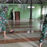 Ciptakan Lingkungan Ibadah Nyaman, Satgas TMMD Bojonegoro Getol Bersih Bersih Masjid Al Munir