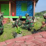 Satgas TMMD Bojonegoro Bersama Masyarakat Kerja Bakti Bersihkan Lingkungan Posko PPKM Skala Mikro