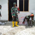 Dansatgas TMMD Bojonegoro Turun Tangan Bantu Angkat Keramik Bangun Rumah Aladin