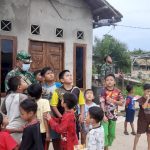 Dan SSK Kapten Inf Rilman Ajari Anak-anak Operasikan Drone