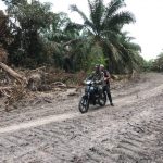 Danton Satgas TMMD 110 Kodim 0415/BTH Bersama Ketua BPD Rela Jemput Air Mineral Puluhan KM