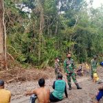 Kasiter Korem 042/Gapu Sapa Ramah Warga yang Tengah Gotong-royong