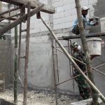 Progress 50%, Satgas TMMD Bojonegoro Dan Warga Plester Dinding Gedung Sekolah