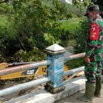 Komandan SSK Satgas TMMD Bojonegoro Cek Pengerjaan Drainase