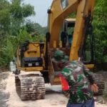 Babinsa Jatimulyo, Kawal Ekskavator Menuju Lokasi TMMD 110 Bojonegoro