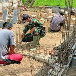 Semangat Warga Bersama Satgas TMMD Bojonegoro Bangun Rumah Milik Pamitaningsih