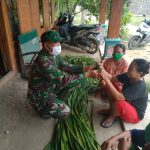 Cegah Covid-19, Satgas TMMD Bojonegoro Berikan Masker Masyarakat Perajin Tikar Pandan