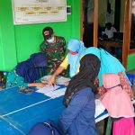 Bantu Warga Urus KTP/KK, Satgas TMMD Bojonegoro Himbau Tetap Patuhi Prokes