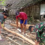 Dirikan Poskamling, Satgas TMMD Bojonegoro Bantu Warga Kupas Kulit Kayu Jati
