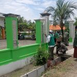 Satgas TMMD Bojonegoro Bersama Warga Cat Pagar Masjid Jatimulyo